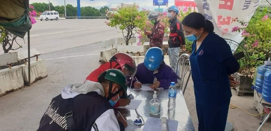 Những người lao động về quê khai báo y tế tại chốt kiểm dịch (Ảnh mạng xã hội)