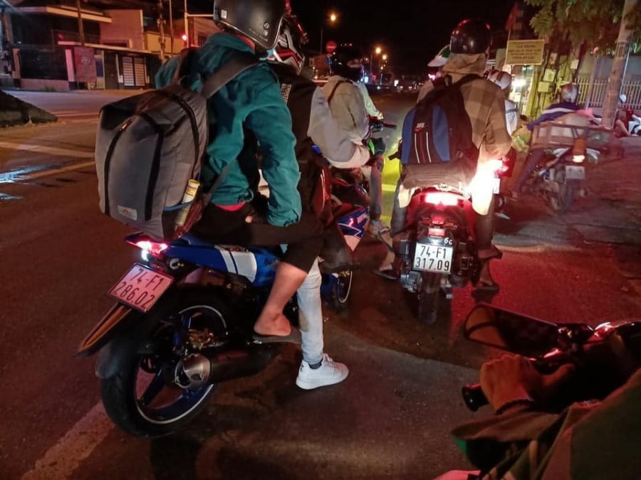 Đoàn người xuyên đêm về quê (Ảnh: Ngọc Hiền)