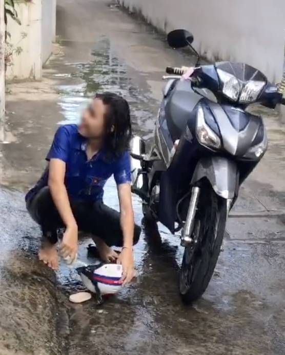 Cô gái gột rửa sạch sẽ trước khi vào nhà để phòng dịch  (Ảnh: Chụp màn hình)