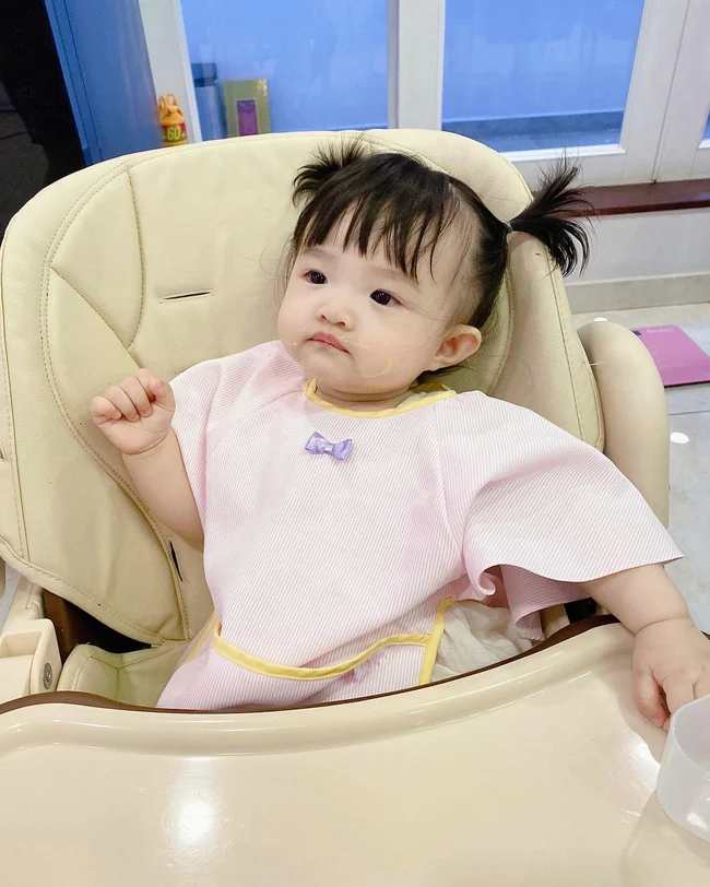 Đông Nhi đã đăng hình ảnh vừa đáng yêu, vừa hài hước của Winnie. Bức ảnh được chụp khi Winnie vừa ăn xong, xung quanh miệng còn lem nhem cháo. Hài hước nhất là biểu cảm 