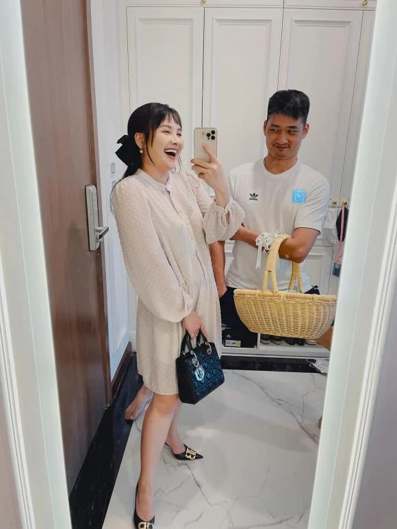 Bảo Thanh quyết định lên đồ chỉn chu đi chợ. Cô đăng ảnh vui vẻ bên ông xã: 