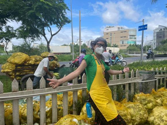 Trang Trần đăng ảnh đi phát rau củ quả cho người dân TP Hồ Chí Minh: 