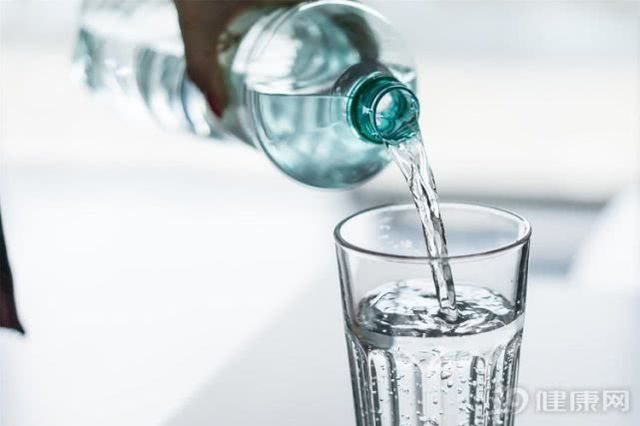 Uống đủ nước mỗi ngày 