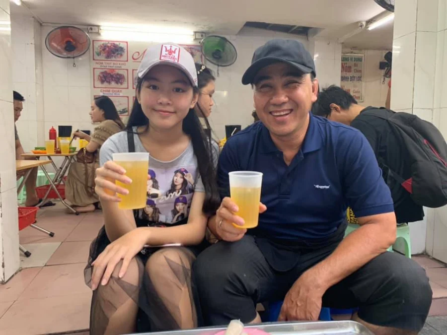 Quyền Linh đã kể lại một lần chở các con đi tặng quà cho những hoàn cảnh vô gia cư. Anh chia sẻ: 