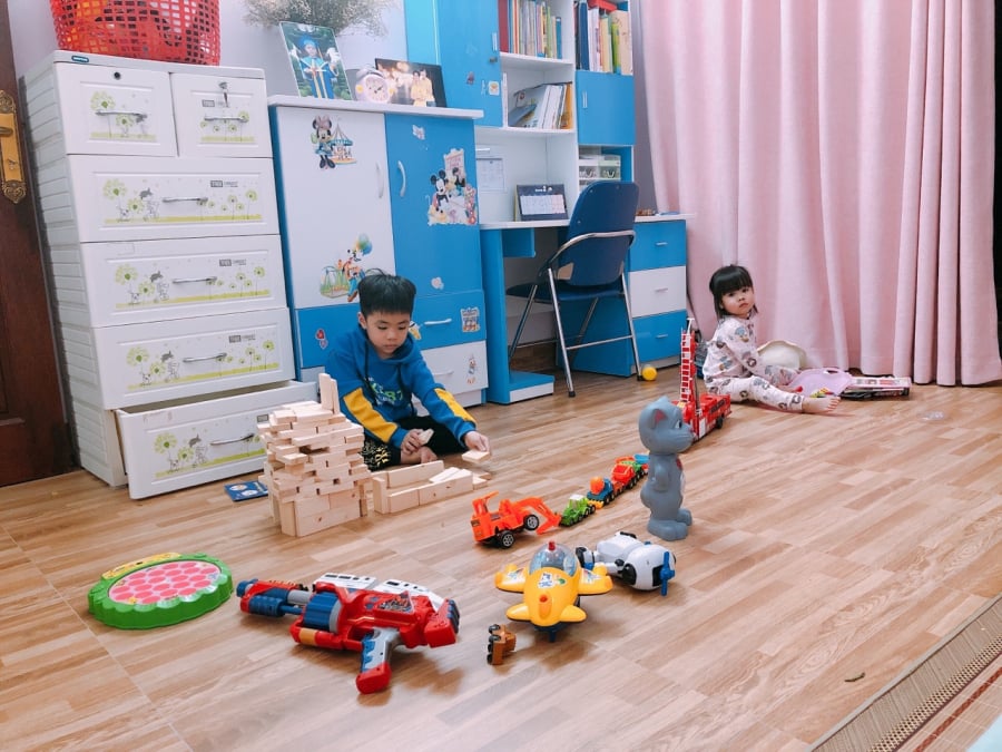 Cha mẹ nên thường xuyên trò chuyện tương tác với trẻ