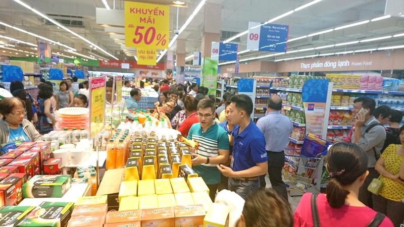 Khuyến mại là một chiêu thức của chủ siêu thị nhằm kích cầu