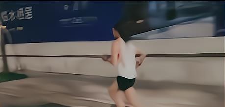Cô vợ buộc phải chạy bộ để 