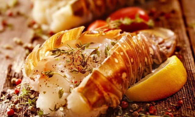 Đến năm 1850, các nhà hàng bắt đầu phục vụ món tôm hùm kèm sa lát, một minh chứng cho sự chấp nhận loại thực phẩm này ở tầng lớp trung và thượng lưu.
