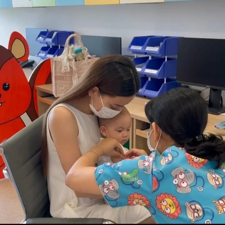 Hồ Ngọc Hà - Kim Lý đưa cặp song sinh Lisa - Leon đi tiêm phòng. Leon bật khóc nức nở và Kim Lý cũng nhăn nhó, tỏ ra đau không kém khiến cư dân mạng bật cười vì dễ thương. Còn Hồ Ngọc Hà - Lisa lại gây bất ngờ với sự điềm tĩnh. Từ khi vào phòng tới lúc tiêm xong, tiểu công chúa nhà Hà Hồ khá hợp tác.