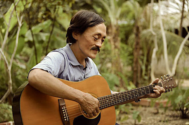 con-trai-nghe-si-giang-coi-ba-toi-muon-duoc-chon-cung-cay-dan-guitar-1628182365680168037097