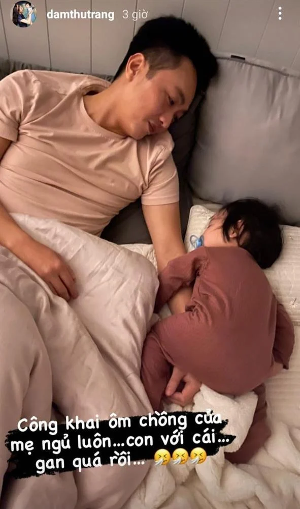 Đàm Thu Trang chia sẻ hình ảnh bé Suchin ngủ trong vòng tay Cường Đô La, còn ông bố thì âu yếm nhìn con gái nhỏ. Cô viết: 