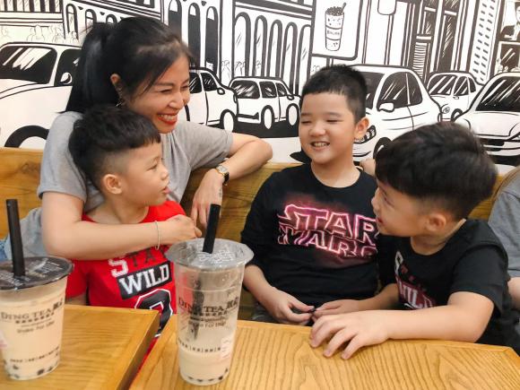 Con riêng của chồng MC Hoàng Linh ngồi giữa.
