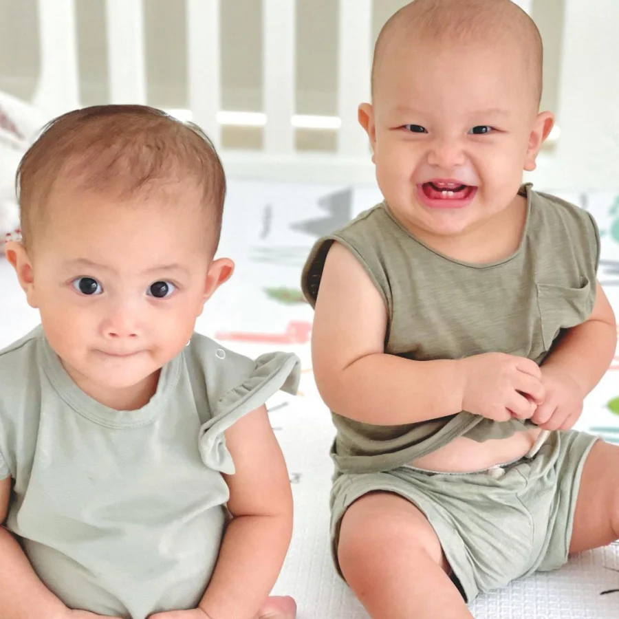 Hồ Ngọc Hà chia sẻ khoảnh khắc không thể ngộ nghĩnh hơn của cặp sinh đôi Leon - Lisa: 