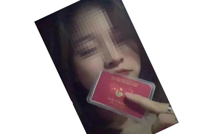 Cô gái khoe 