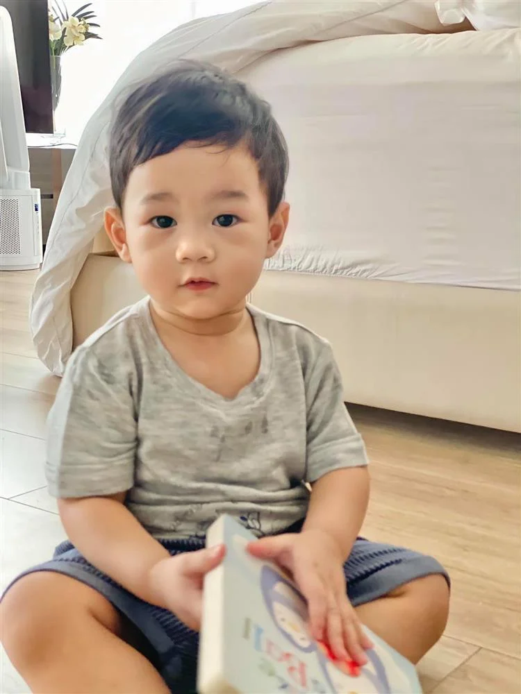 Ông xã Hoa hậu Đặng Thu Thảo khoe hình ảnh quý tử Liam và thu hút sự chú ý nhờ ngoại hình đáng yêu, bụ bẫm và ngày càng giống bố. Ai cũng bất ngờ với vẻ ngoài phổng phao của cậu bé, đồng thời nhận định 