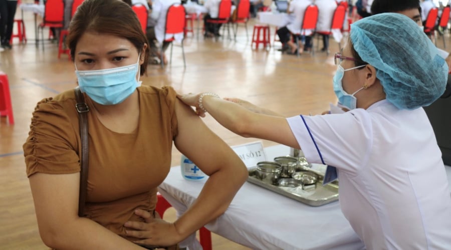 6-nhom-doi-tuong-can-can-trong-khi-tiem-vac-xin-01