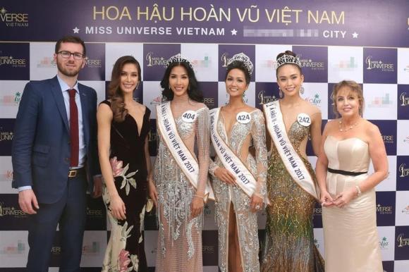 Top 3 chụp cùng Hoa hậu Dayana và chủ tịch Miss Universe sau khi đăng quang.