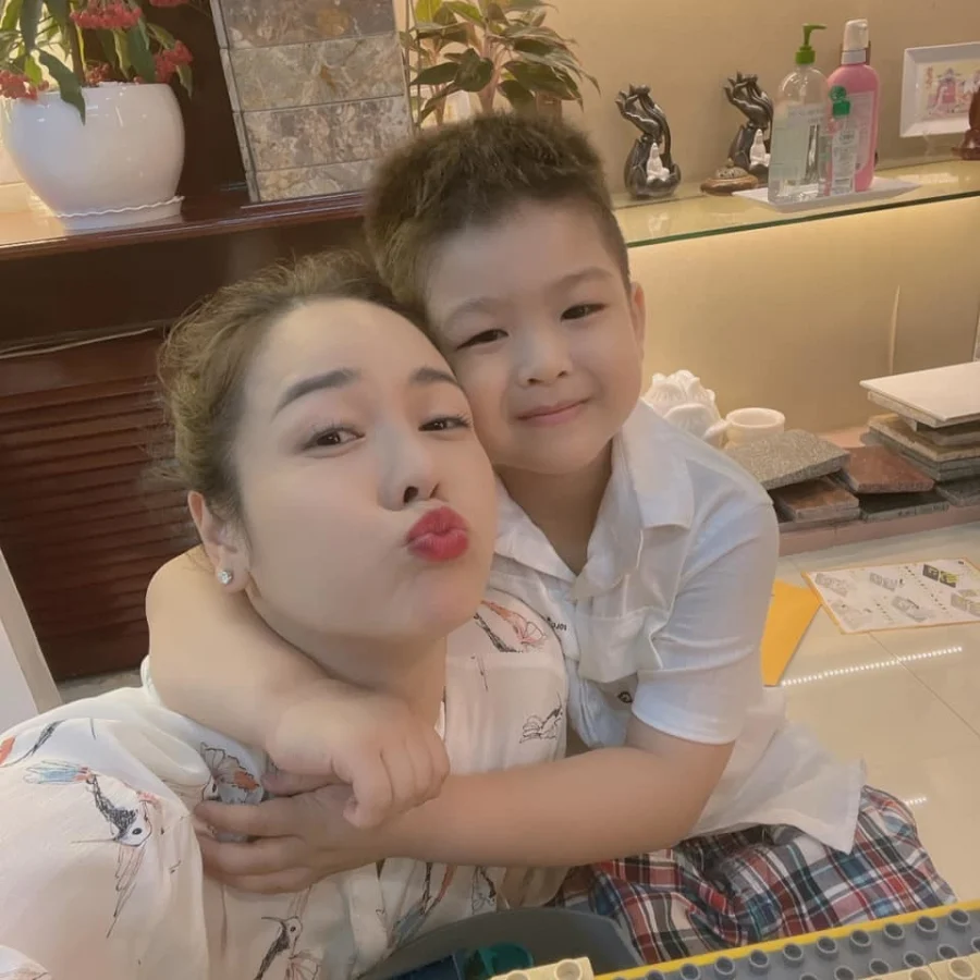 Tháng 3 vừa qua, Nhật Kim Anh vui mừng khi được tòa thông báo thắng kiện, hiển nhiên được chăm sóc con trai Bửu Long sau ly hôn. Dẫu vậy, đến nay mong muốn của cô vẫn chưa trở thành hiện thực. Nhật Kim Anh cho biết: 