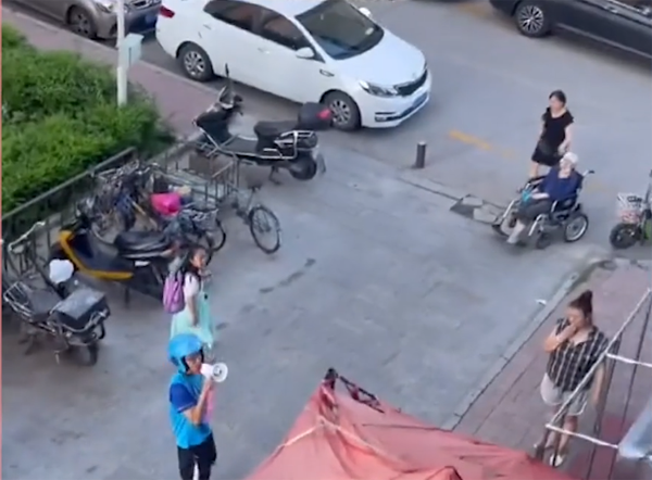 Anh chàng shipper đang giúp khách hàng chuyển lời tới đối tượng xem mắt (Ảnh: 163)  