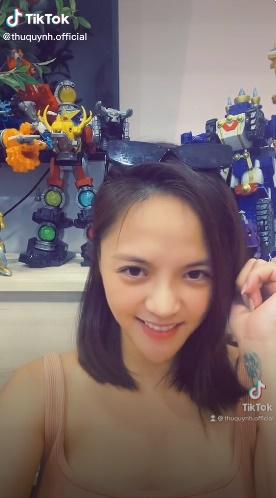 Dân mạng không khỏi bất ngờ với gương mặt khác lạ của Thu Quỳnh, chiếc cằm dài ngoẵng, không ăn nhập với gương mặt. Ở một số khoảnh khắc, phần cằm của nữ diễn viên nhọn hoắt, như muốn 