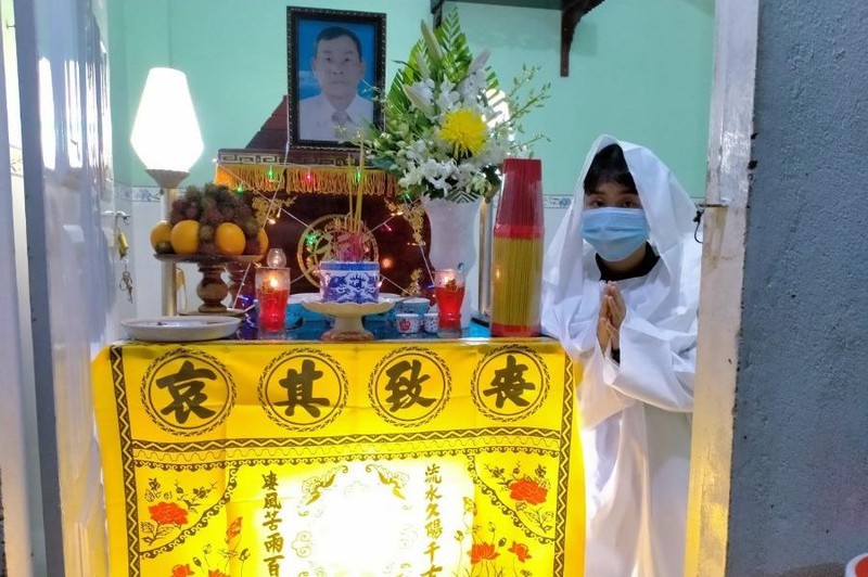 Chị Phượng thất thần bên bàn thờ người cha xấu số (Ảnh: PLO)