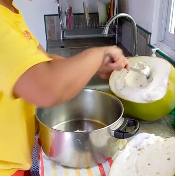 Phần ruột bên trong trắng và mềm, có thể dùng thìa để múc.