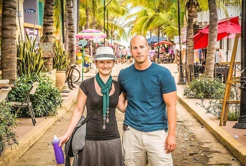 Steve Adcock và vợ.