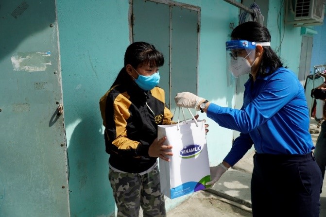 30.000 phần quà đã được Vinamilk trao cho Thành Đoàn TP.HCM để gửi đến người lao động, người dân khó khăn do ảnh hưởng của bệnh dịch trên địa bàn thành phố 