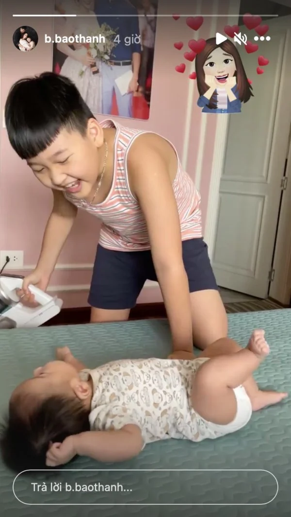 Bảo Thanh chia sẻ với người hâm mộ hình ảnh ngọt ngào của hai nhóc tì. Dù chỉ mới 10 tuổi, song bé Bin - con trai lớn Bảo Thanh khá chững chạc khi chơi với em. Trước đó, cậu bé còn khiến người hâm mộ tan chảy khi quyết định đập ống heo lấy tiền cho mẹ sinh em bé. Với Bảo Thanh hình ảnh này lại càng quý giá hơn nữa. Cô chia sẻ: 