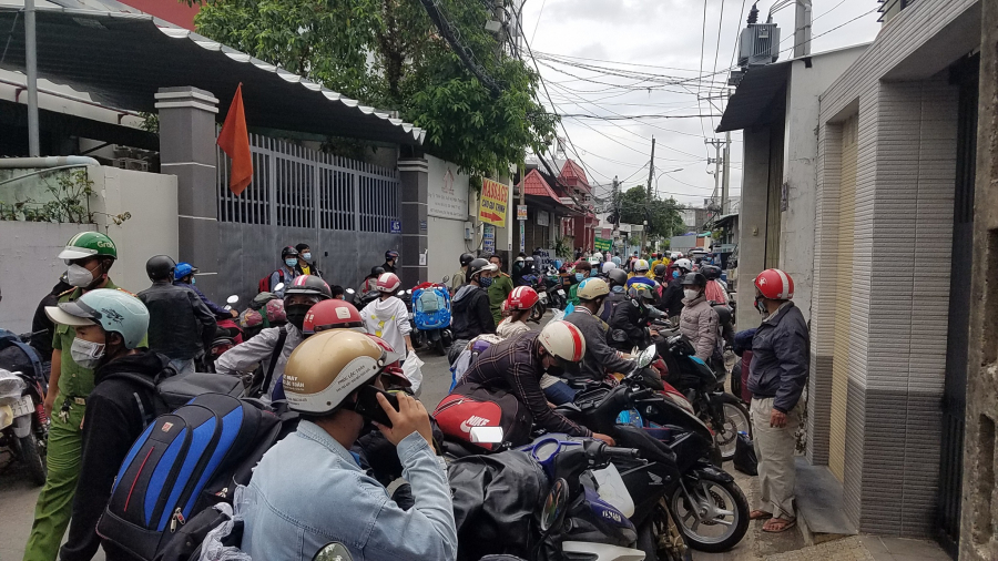 Rất đông người dân muốn về quê nhưng được lực lượng chức năng cản lại (Ảnh: Thanh Niên)