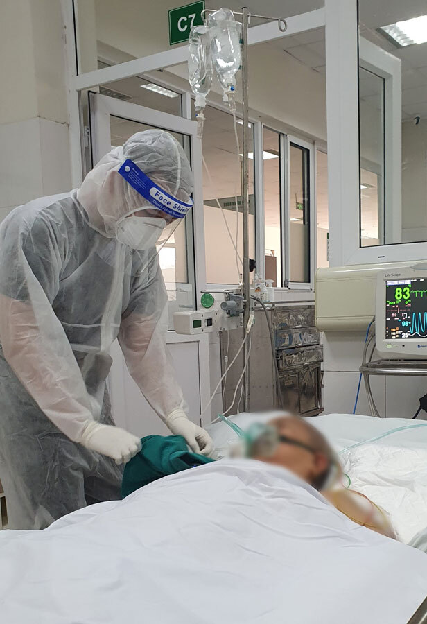 Cụ bà 71 tuổi chuyển tới Bệnh viện Nhiệt đới Trung ương với tình trạng phổi tổn thương rất nhiều.