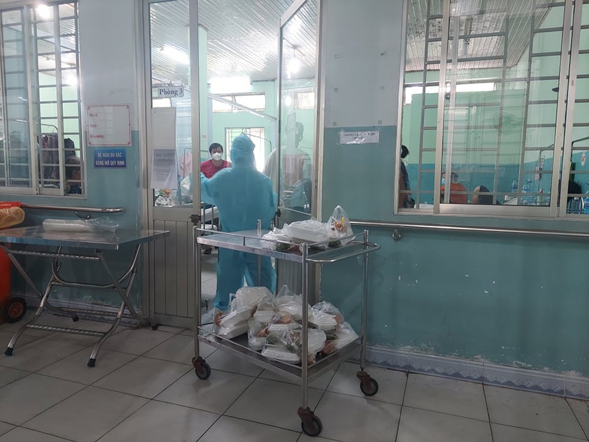 Đồ ăn hàng ngày của người bệnh được nhân viên y tế mang đến tận nơi.
