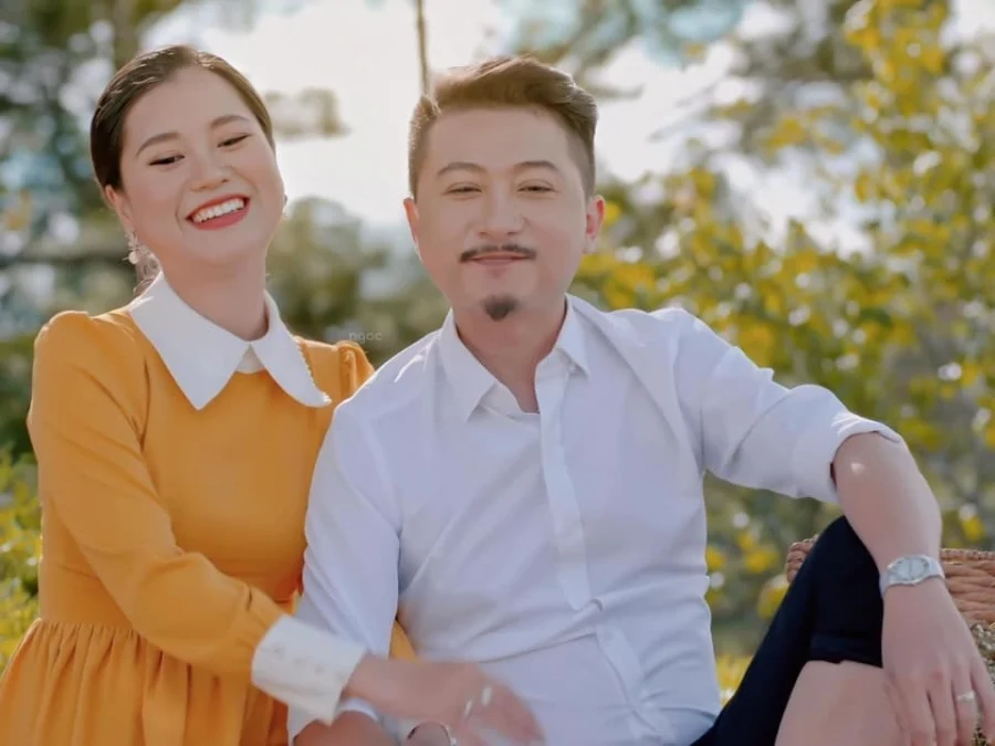 Hứa Minh Đạt bất ngờ chia sẻ từng bị bà xã Lâm Vỹ Dạ đập vỡ điện thoại vì ghen tuông, cô đã nghĩ chồng đi chơi với phụ nữ khác cả đêm không về nên có hành động không hay: 