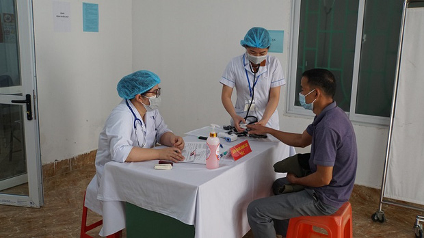 Người dân khám sàng lọc trước khi tiêm phòng