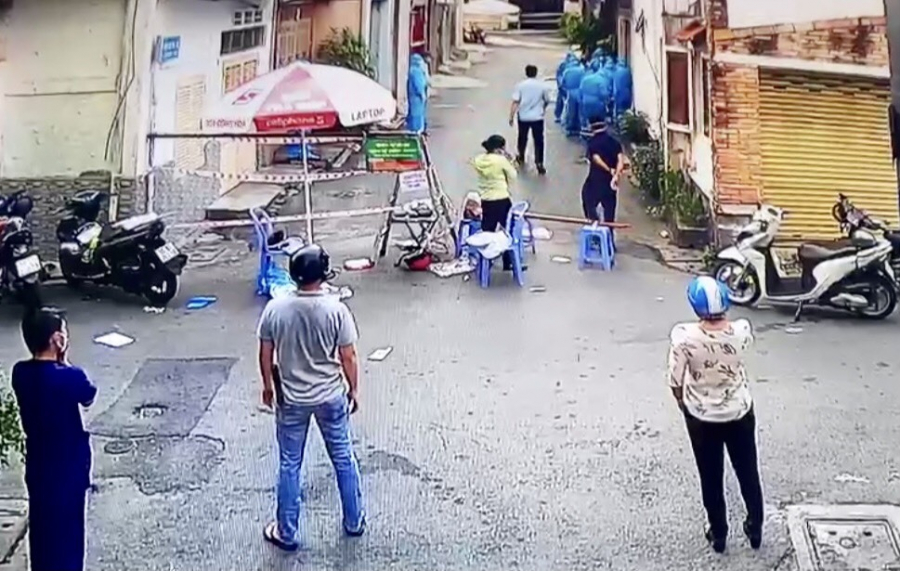 Đối tương cuối cùng cũng được lực lượng chức năng khống chế (Ảnh:  Báo Công an TP.HCM)  
