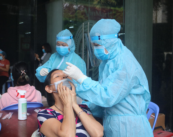Lấy mẫu xét nghiệm SARS-CoV-2 (Ảnh minh họa)