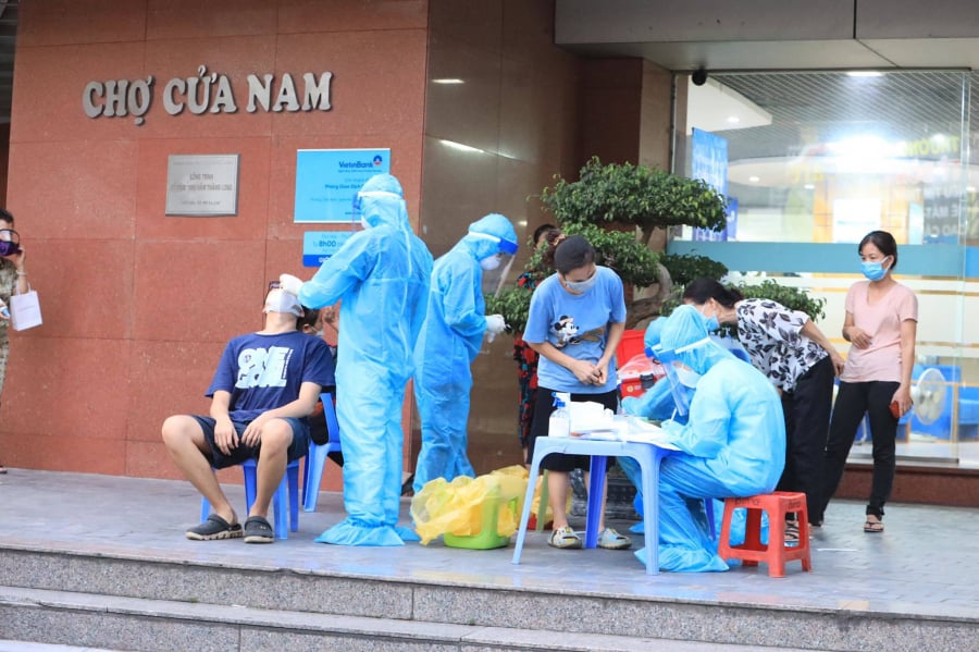 2 phường thông báo bà con nhân dân nơi có nguy cơ cao ra test theo từng tổ, từng khung giờ