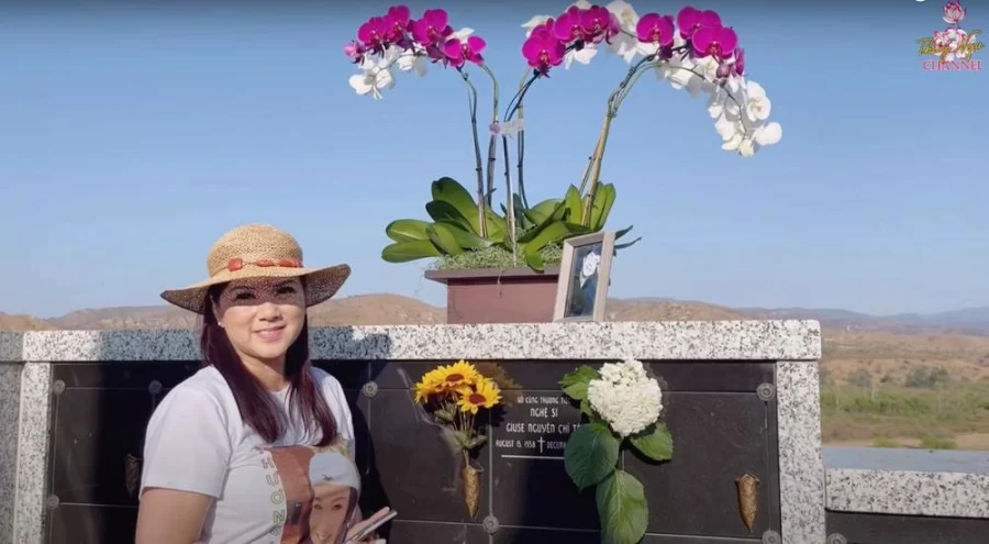 Danh hài Thúy Nga đăng tải trên YouTube cá nhân đoạn clip quay lại cảnh cô cùng một vài người bạn và ca sĩ Phương Loan đến thăm mộ cố nghệ sĩ Chí Tài. Tại khu mộ của chồng, ca sĩ Phương Loan tự tay lau dọn: “Lau cho anh ấy mát”. Bà xã Chí Tài hào hứng: “Anh Tài mà thấy mọi người ra thăm đông thế này là vui lắm. Ở bên này, tuần nào tôi cũng ra thăm mộ anh vào thứ 6. Tôi đi một mình rồi tự chụp hình cho mình. Trong lúc dọn dẹp, tôi bật nhạc cho anh ấy nghe, bật những bài anh ấy thích. Mỗi lần tôi qua đây thường ngồi được nửa tiếng, từ 5 rưỡi tới 6 giờ. Dọn dẹp xong, tôi ngồi nói chuyện với anh ấy. Có ai ăn hiếp là tôi mách với anh.” Theo ca sĩ Phương Loan, cô vẫn được nhiều người hâm mộ của ông xã nhớ đến và yêu thương, thường nhận quà của mọi người. Cô còn tiết lộ: “Mai mốt tôi cũng nằm đây, cùng anh Chí Tài luôn. Gia đình tôi đã mua ở đây hết rồi. Má tôi thì nằm cạnh anh Chí Tài, ở phần mộ bên cạnh.”
