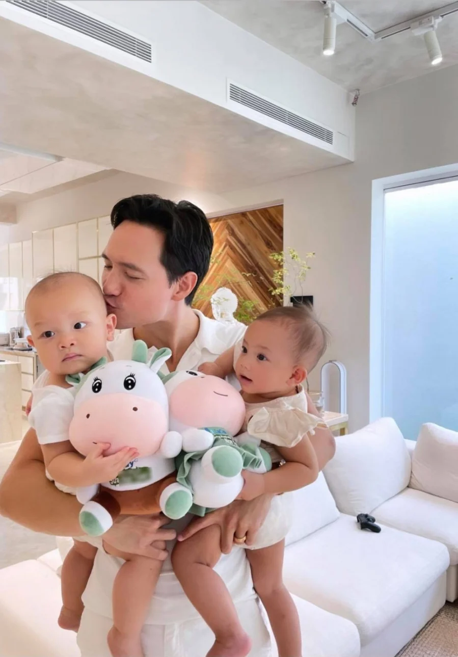 Đã 9 tháng tuổi, hai thiên thần nhí nhà Hà Hồ liên tục bày trò, hóng chuyện người lớn và không ngừng 