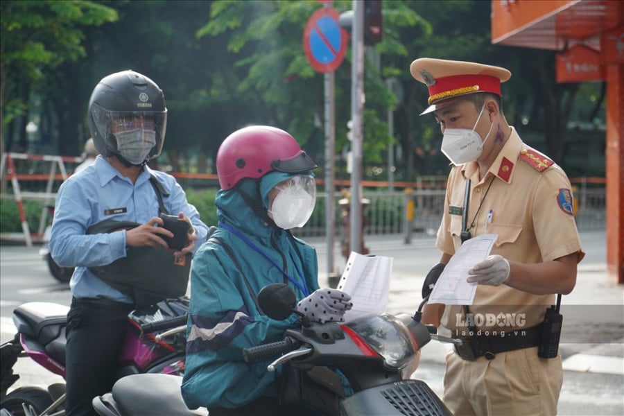 Những trường hợp được ra ngoài phải có giấy đi đường (Ảnh: LĐO)