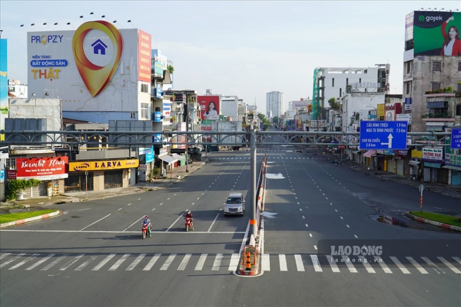 Đường phố trở nên vắng tanh (Ảnh: LĐO)