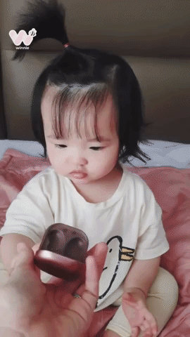 Đông Nhi có chia sẻ clip ngắn ghi lại khoảnh khắc vô cùng đáng yêu của con gái Winnie. Cô bé liên tục nhờ mẹ mở một chiếc hộp. Cứ mở được một lúc cô bé lại đóng vào rồi lại nhờ mẹ mở ra. Đông Nhi dặn con gái nói 