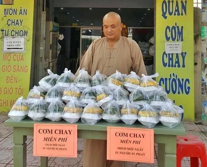 Anh Cường khi còn sống đam mê từ thiện, mở tiệm cơm chay miễn phí giúp dân nghèo (Ảnh: Vietnamnet)