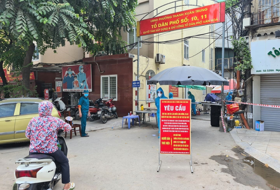 Phong tỏa ngõ 328 Nguyễn Trãi - Ảnh: Tất Định/Vietnamnet