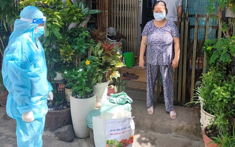 Hình thức đi chợ giúp dân đang được áp dụng ở Tp. HCM để góp phần giữ nhịp sinh hoạt ổn định hằng ngày, vừa phòng chống dịch. (Ảnh minh họa)