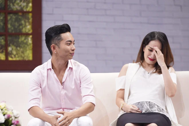 Rạng sáng 28/8, MXH xôn xao về việc Khánh Thi livestream ôm mặt khóc nức nở và liên tục nói những câu rất đáng sợ.  Cô nói: 
