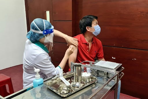 nguoi-co-dia-di-ung-co-can-test-di-ung-truoc-khi-tiem-vac-xin-covid-19-02