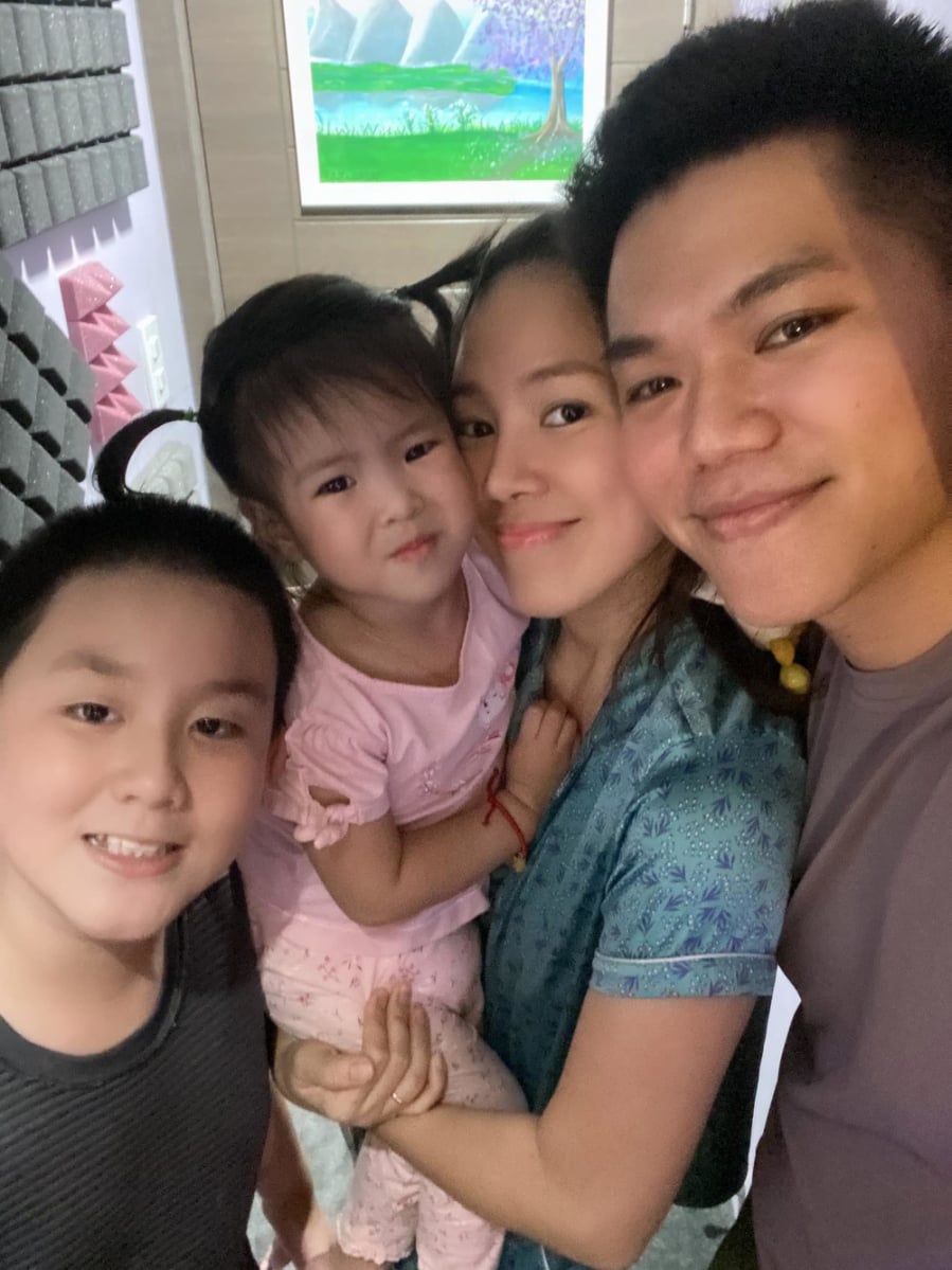 sinh-nhat-le-phuong-trong-mua-dich-ong-xa-lam-com-ga-tang-hai-me-con-9c4fd94c