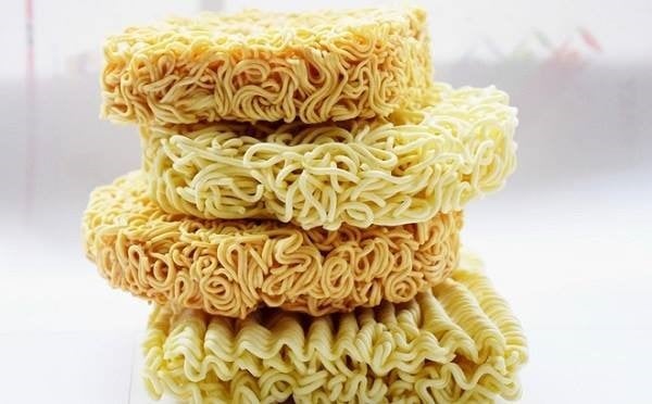Mì khô vị bò gà của Công ty Cổ phần thực phẩm Thiên Hương cũng bị cho chứa chất cấm (Ảnh Internet)