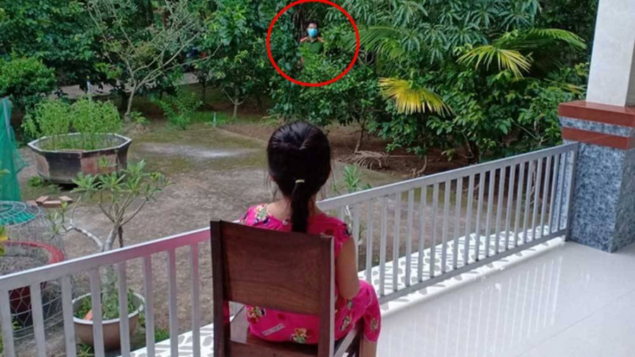 Bố chỉ dám đứng ngoài sân vườn nhìn con gái
